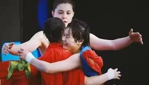 超远三分命中，全队抱头